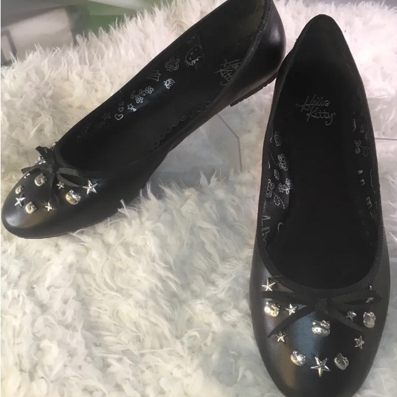 Hello Kitty black leather ballet flats with charms. Size 7 - Picture 4 of 12